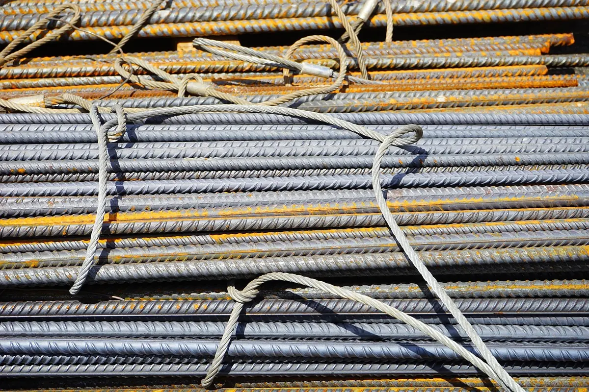 Outdoor Bench Materials Compared: Teak, Acacia, Metal and Recycled Plastic